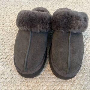 UGG NWOT Indoor/Outdoor Platform Slippers Charcoal